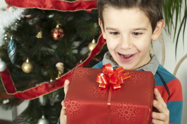 mutlu çocuk Noel hediye almak