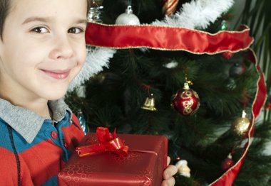 mutlu çocuk Noel hediye almak
