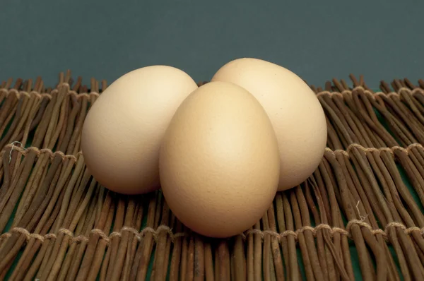 Rohe Eier auf Holzsockel — Stockfoto