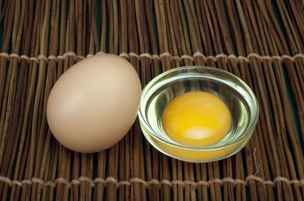 Broken in half raw egg and yolk inside — Stock Photo, Image