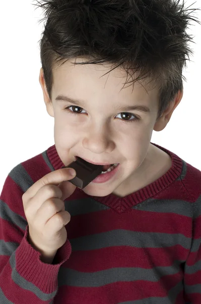Усміхнена дитина їсть шоколад — стокове фото