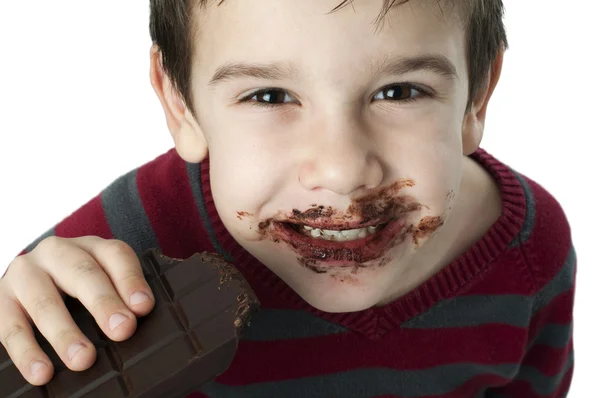 Leende liten pojke äta choklad — Stockfoto