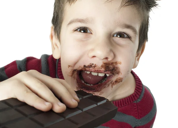 Leende liten pojke äta choklad — Stockfoto
