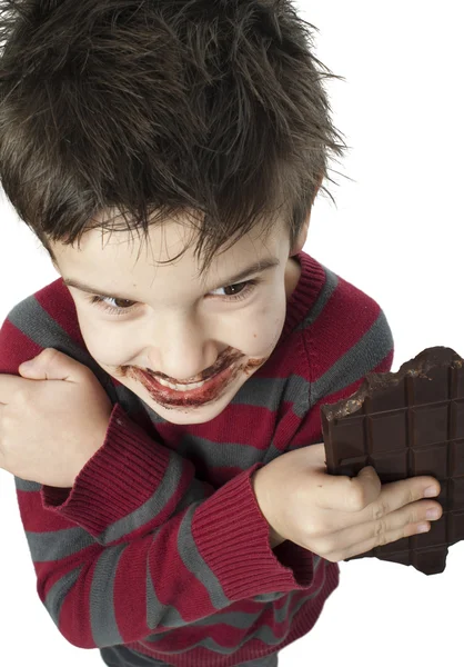 Sorrindo menino comendo chocolate — Fotografia de Stock