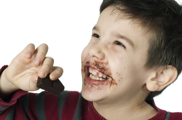 초콜릿을 먹고 웃는 어린 소년 — 스톡 사진