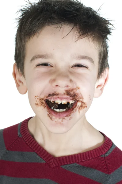 Petit garçon souriant mangeant du chocolat — Photo