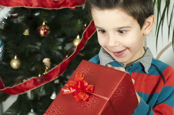 Niño feliz recibe el regalo de la Navidad —  Fotos de Stock