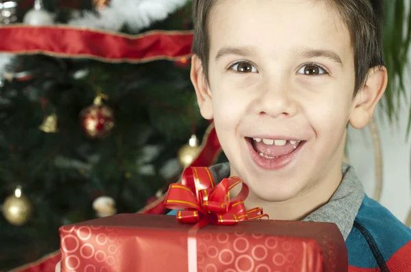 Criança feliz recebe o presente do Natal — Fotografia de Stock