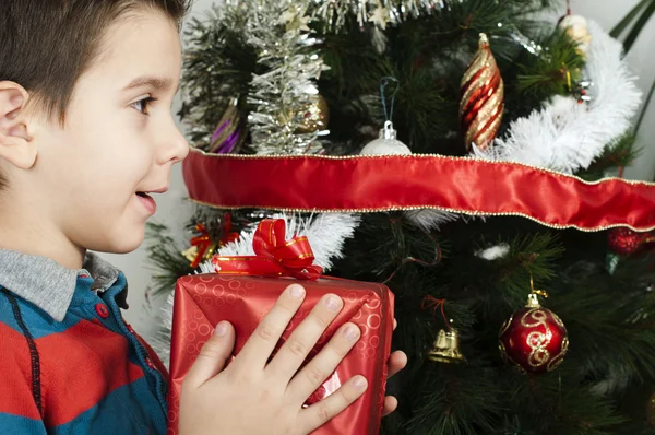 Niño feliz recibe el regalo de la Navidad —  Fotos de Stock