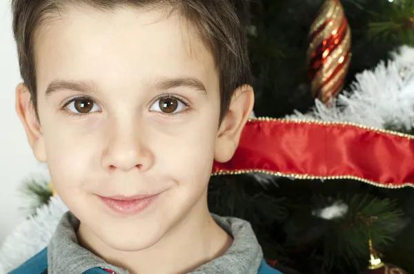 Niños felices frente al árbol de Navidad —  Fotos de Stock