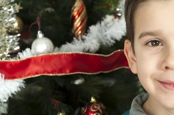 クリスマス ツリーの前で幸せな子供 — ストック写真