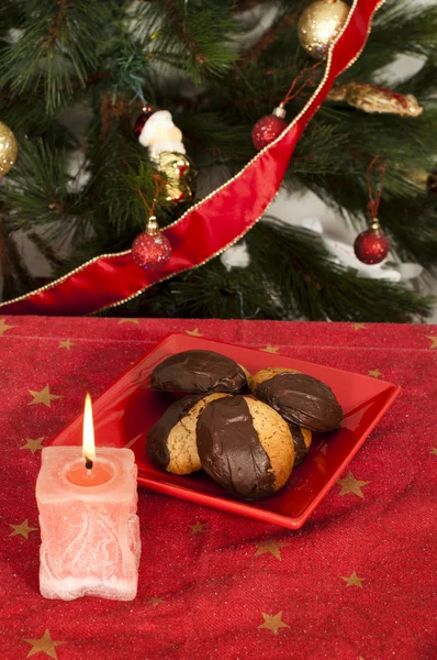 Рождественские сладости и свечи на столе — стоковое фото