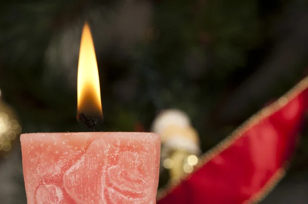 Kerst kaars op de feestelijke tabel — Stockfoto