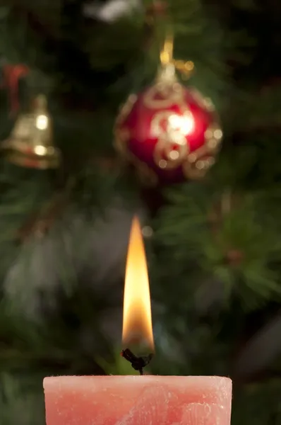 圣诞蜡烛上的节日表 — 图库照片