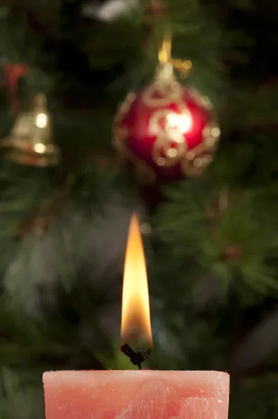 Kerst kaars op de feestelijke tabel — Stockfoto