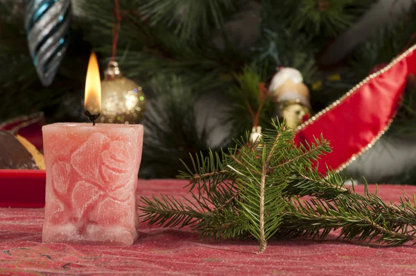 Candela di Natale sul tavolo festivo — Foto Stock