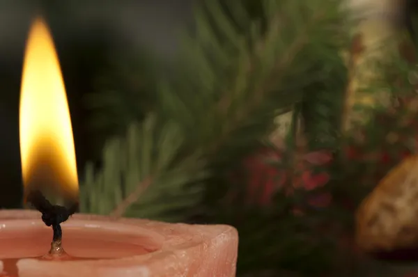 Рождественская свеча на праздничном столе — стоковое фото