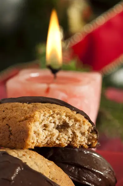 Рождественские сладости и свечи на столе — стоковое фото