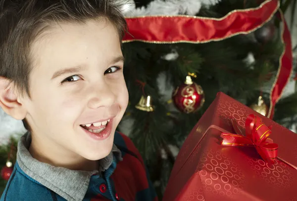 Šťastné dítě obdrží vánoční dar Stock Obrázky