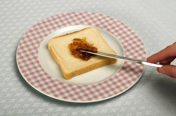 빵에 잼을 확산 — 스톡 사진