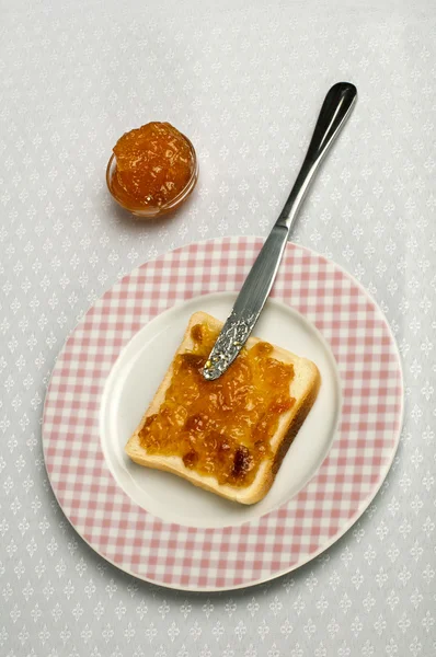 Untar la mermelada sobre el pan — Foto de Stock