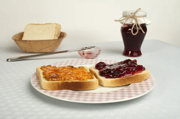 Spread jam on bread — Stock Photo, Image