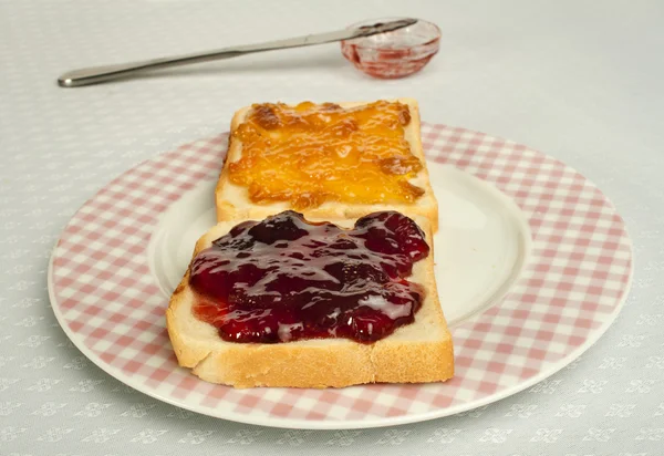 Spread jam on bread — Stock Photo, Image