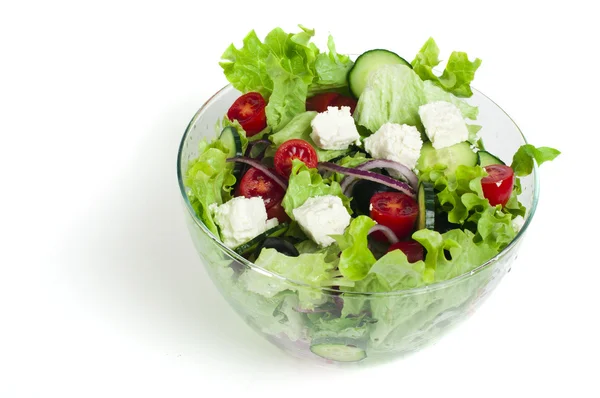 Salade dans un bol en verre sur fond blanc — Photo
