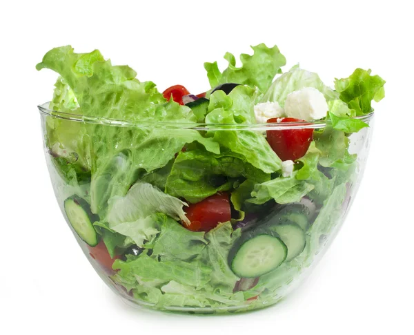 Салат у скляній мисці на білому тлі — стокове фото