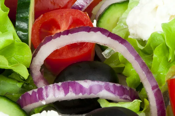 Insalata in una ciotola di vetro da vicino . — Foto Stock