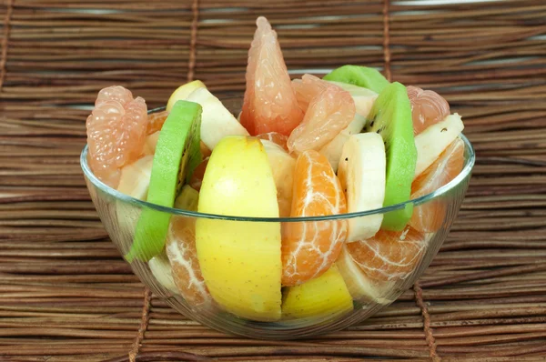 Ensalada de frutas con cítricos en un tazón de vidrio —  Fotos de Stock