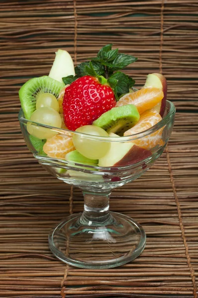 Fruitsalade in een glazen kom — Stockfoto