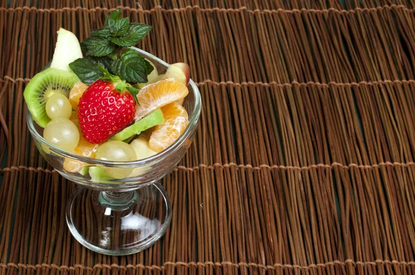 Salade de fruits dans un bol en verre — Photo