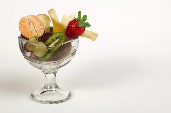 Fruitsalade in een glazen kom — Stockfoto