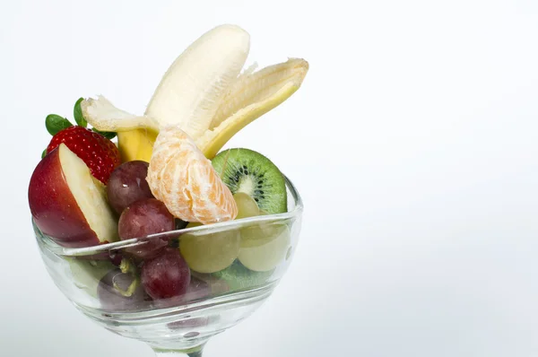 Fruitsalade in een glazen kom — Stockfoto