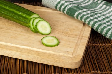 bir ahşap tahta üzerine dilimlenmiş salatalık