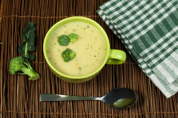 Суп из брокколи с зеленым кремом — стоковое фото