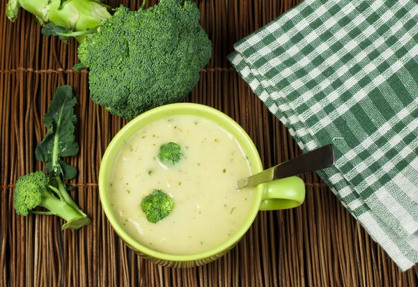 Суп из брокколи с зеленым кремом — стоковое фото