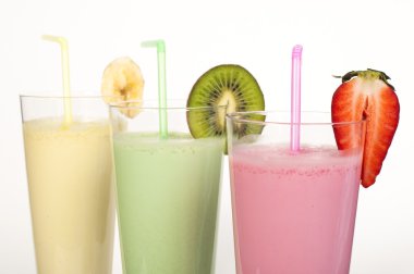 muz, kivi ve çilekli milkshake ve taze fruis