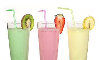 muz, kivi ve çilekli milkshake ve taze fruis
