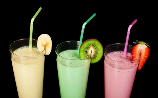 Milkshake banaan, kiwi en aardbei en verse fruis — Stockfoto