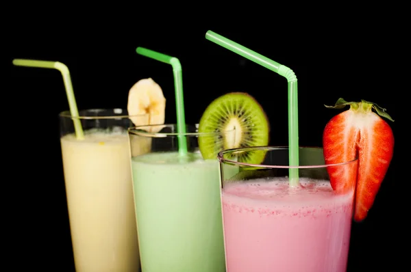 Milk-shake aux bananes, kiwis et fraises et fruits frais — Photo