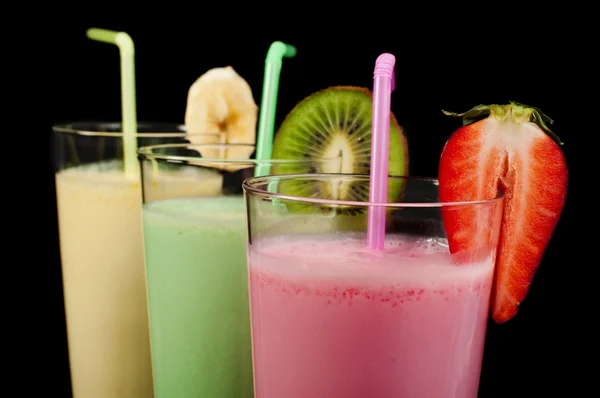 Banana, kiwi e batido de morango e frutas frescas — Fotografia de Stock