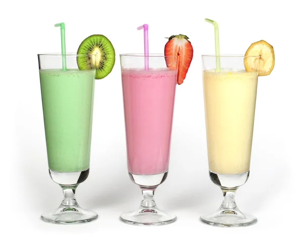 Banane, Kiwi und Erdbeermilchshake und frisches Obst — Stockfoto