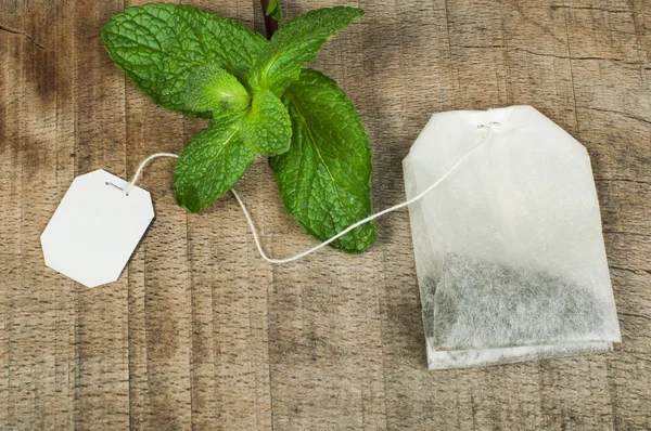 Tea bag and fresh mint — Stock Photo, Image