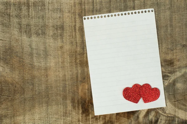 Rote Herzen und weißes Blatt Papier — Stockfoto