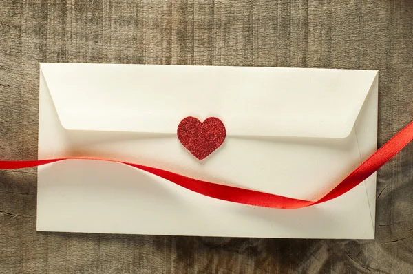 Red hearts and white envelope — Stock Photo, Image