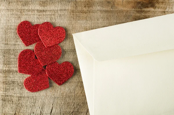 Red hearts and white envelope — Stock Photo, Image