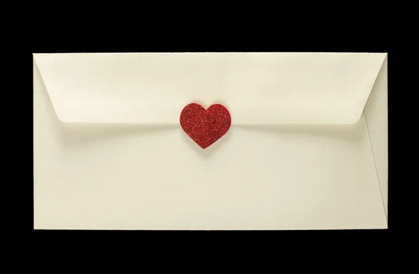 Rote Herzen und weißer Umschlag — Stockfoto