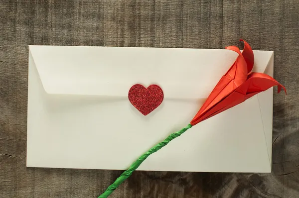 빨간 하트와 흰 봉투 — 스톡 사진